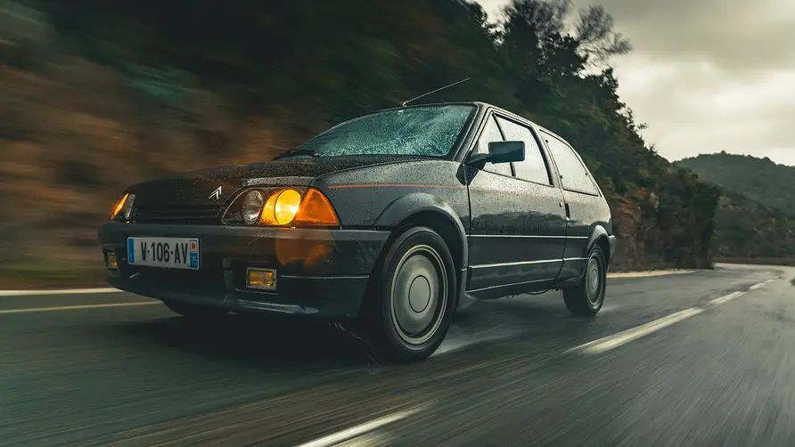 Citroën AX GT nera - pioggia.webp