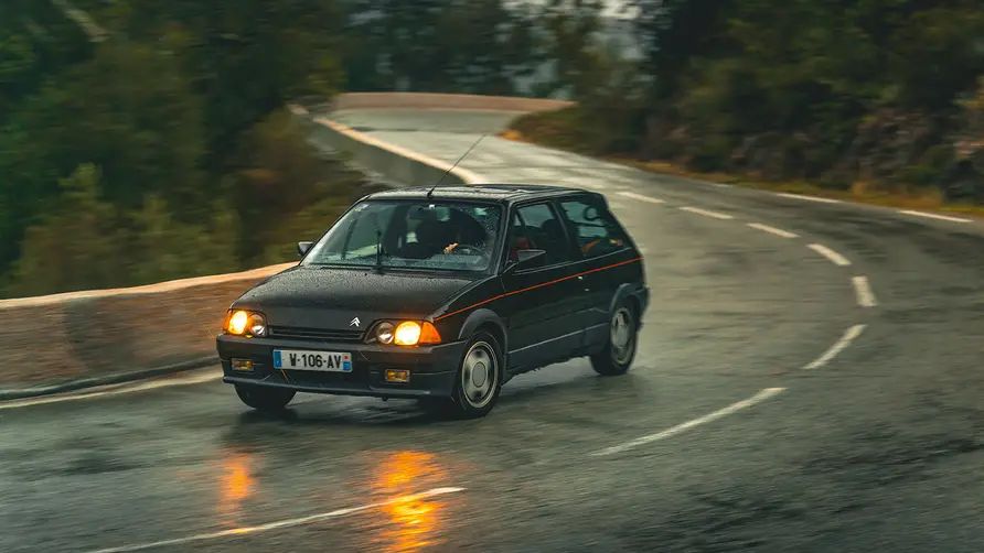 Citroën AX gt nera - curva.webp