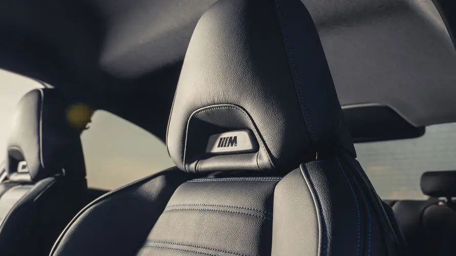 BMW M240i Coupé - poggiatesta.webp