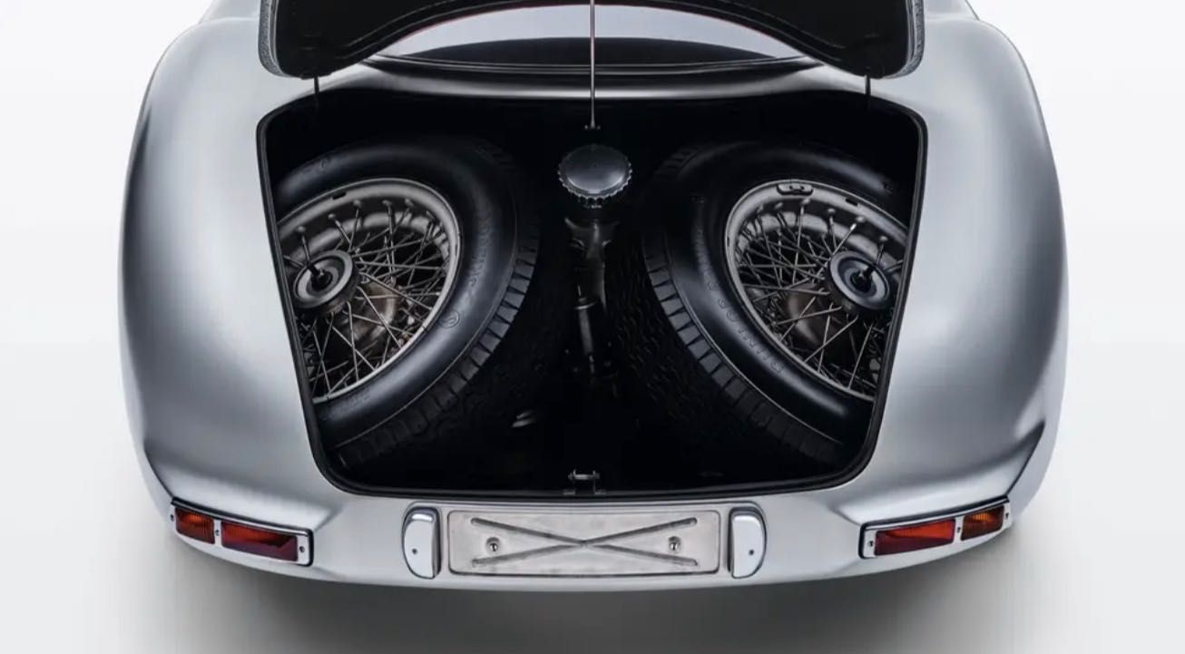 Mercedes-Benz-300-SLR-Uhlenhaut-Coupe - 2.jpg