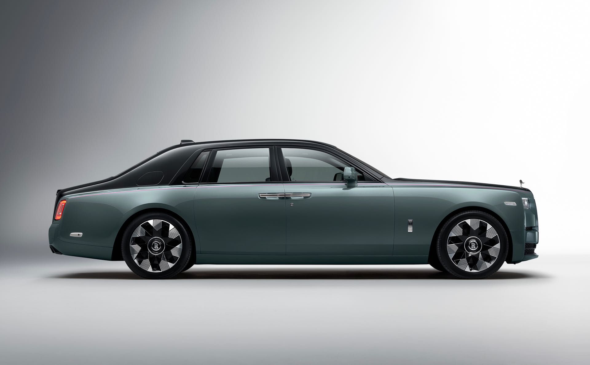Rolls-Royce-Phantom-restyling-2022 - 2.jpg