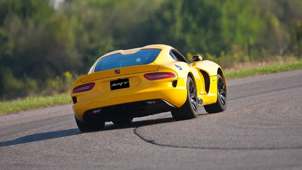 Srt-Viper-2013-mezza-scodata.webp