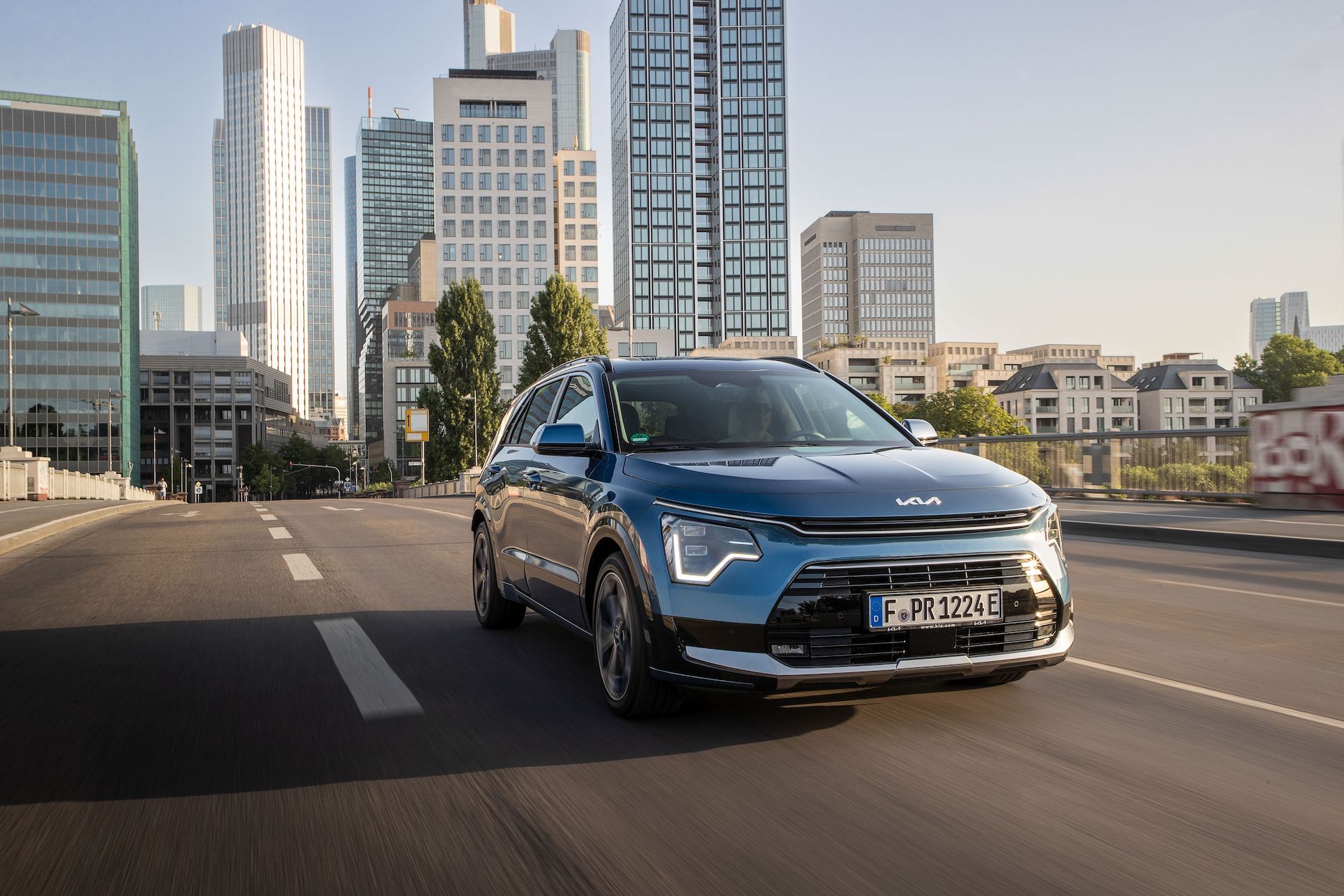 kia_niro_plug-in tre quarti anteriore.jpeg