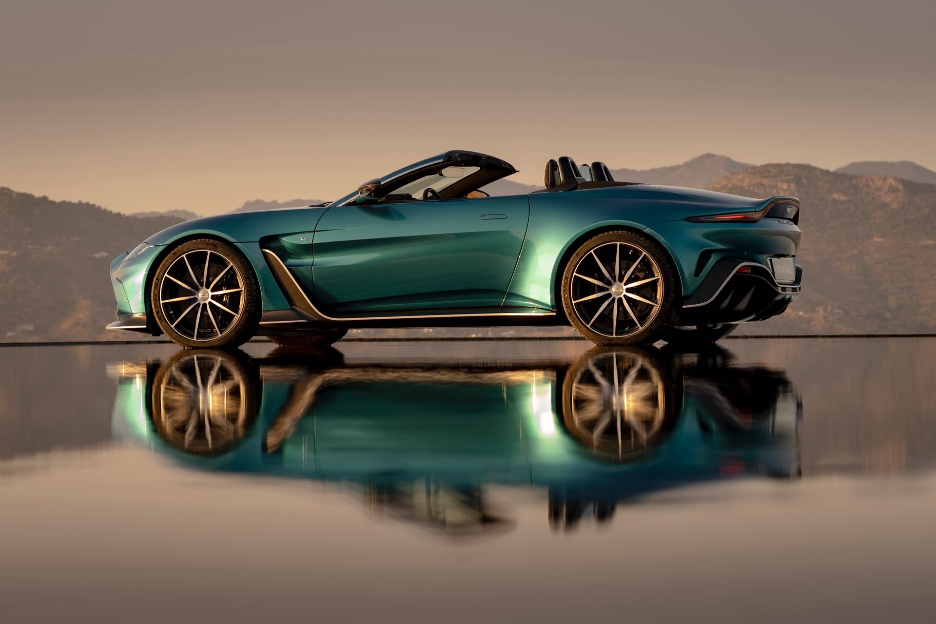 Aston-Martin-V12-Vantage-Roadster-6.jpg