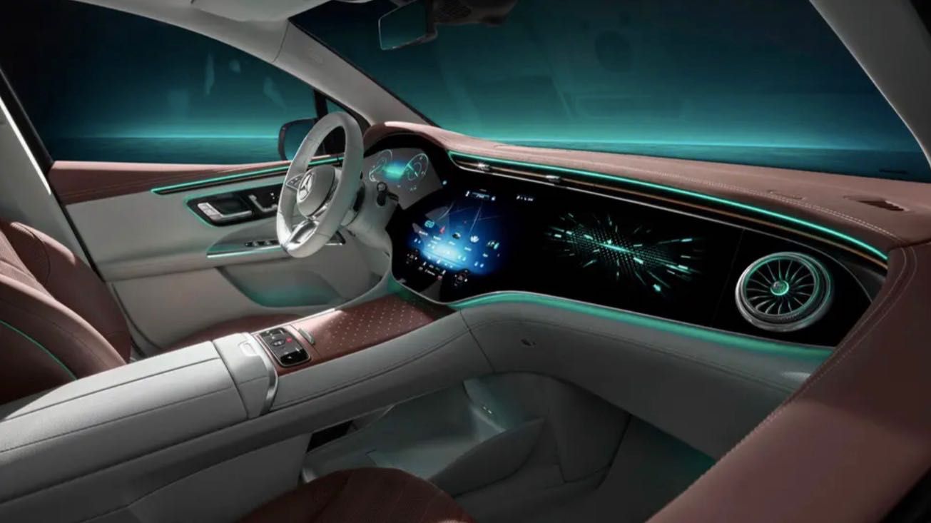 Mercedes-Benz-EQE-interno-1.jpg