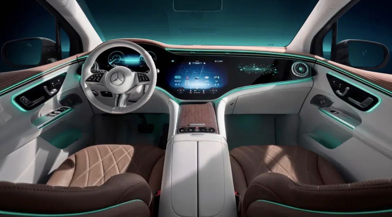 Mercedes-Benz-EQE-interno-2.jpg