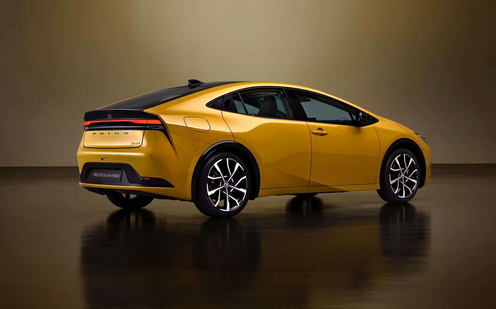Toyota-Prius-Plug-In-Hybrid-2023-5.jpg