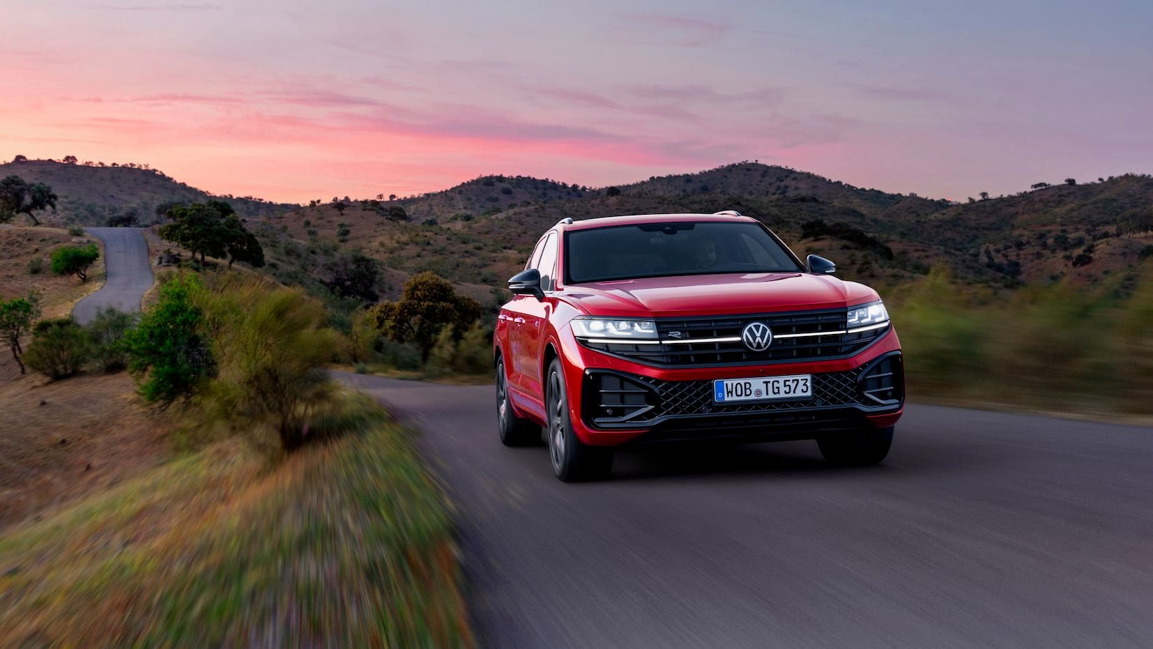 2023-Volkswagen-Touareg-R-Line-02.jpeg
