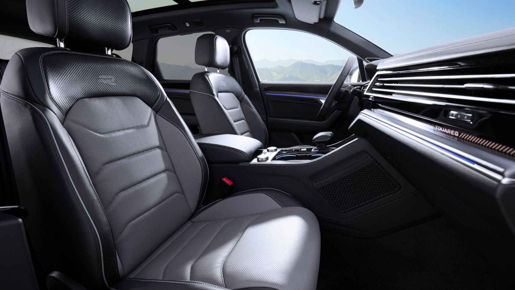 2023-Volkswagen-Touareg-R-Line-07.jpeg