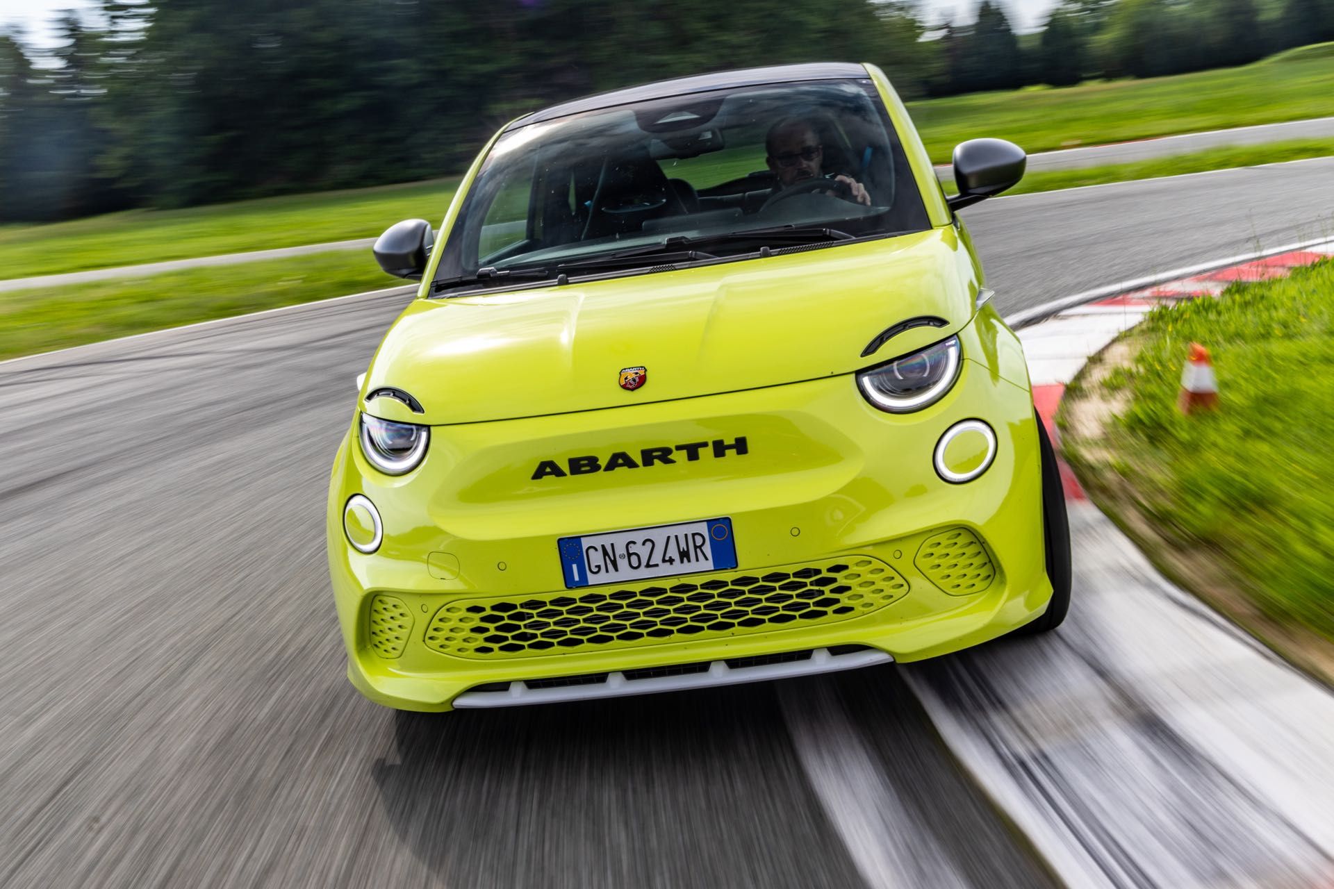 Abarth-500e-2023-13.jpg