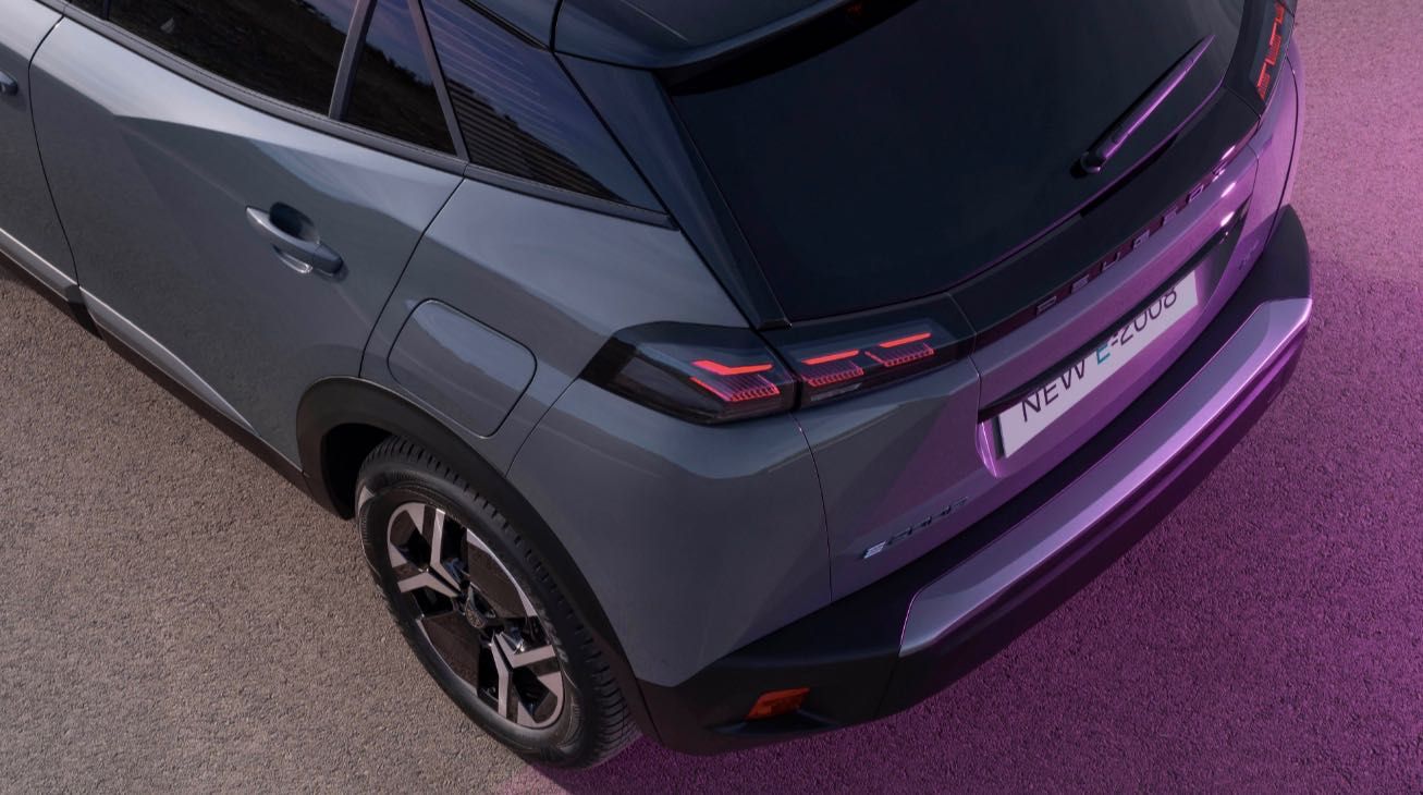 nuova-Peugeot-e-2008-restyling-2023-17.jpg