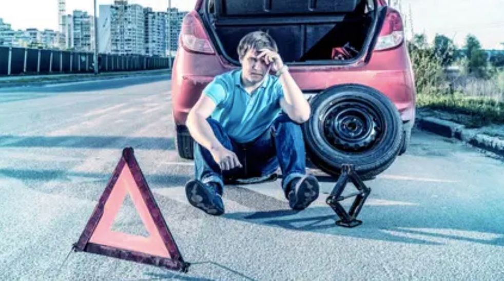 Come-cambiare-gomma-bucata-pneumatico-1.jpg