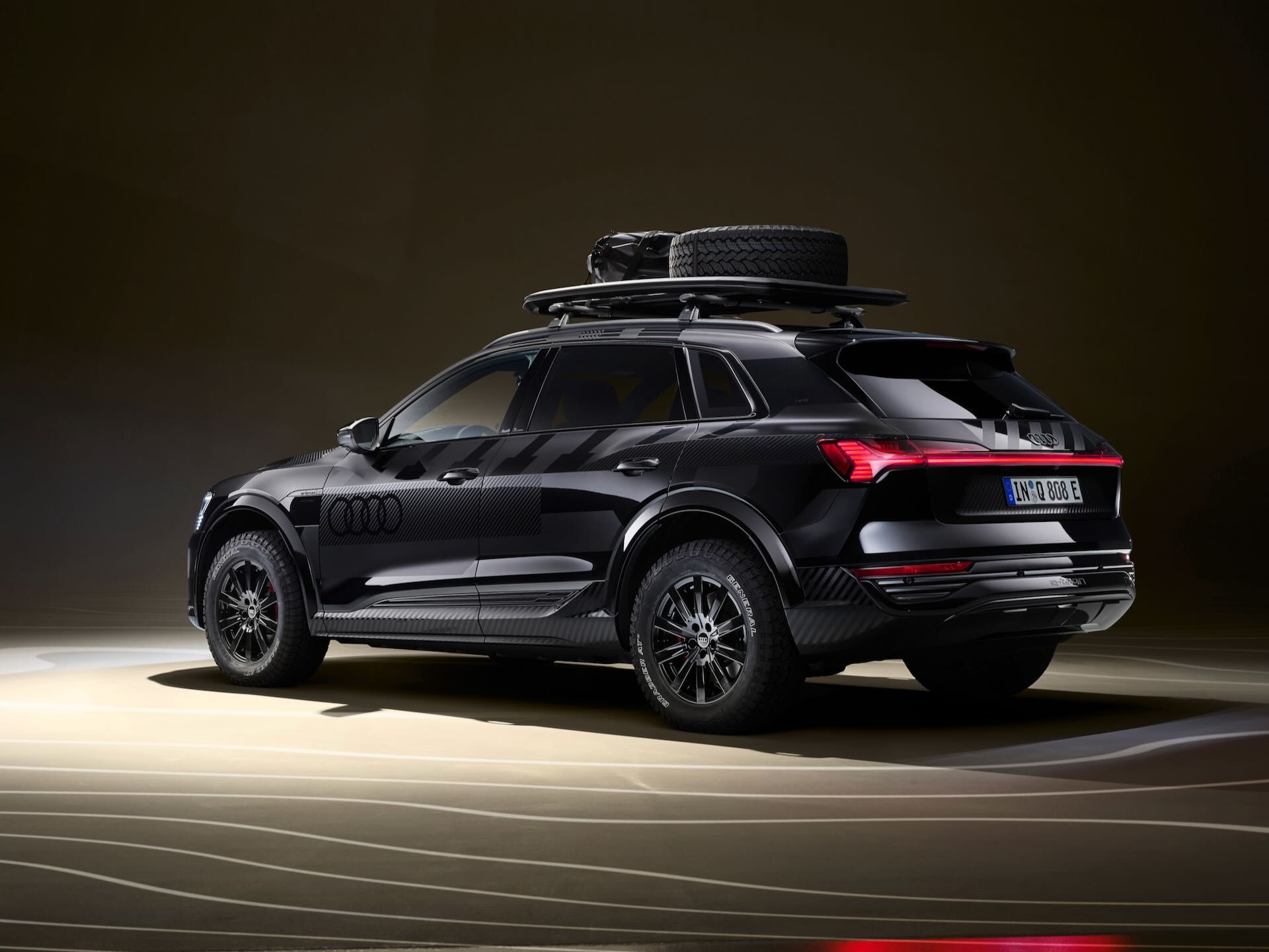 Audi-Q8-e-tron-edition-Dakar-1.jpeg