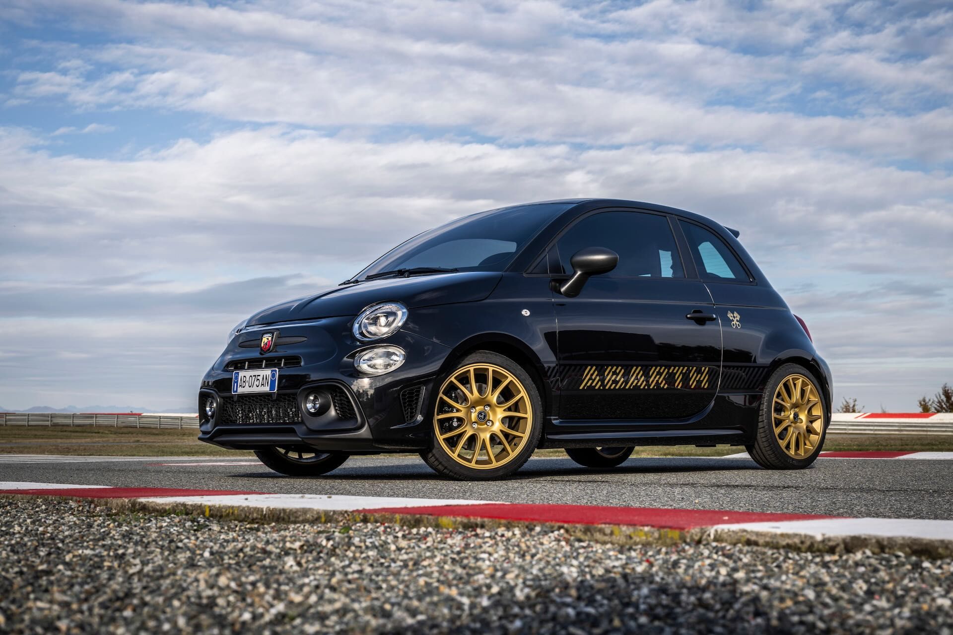 Abarth-695-75-Anniversario-5.jpeg