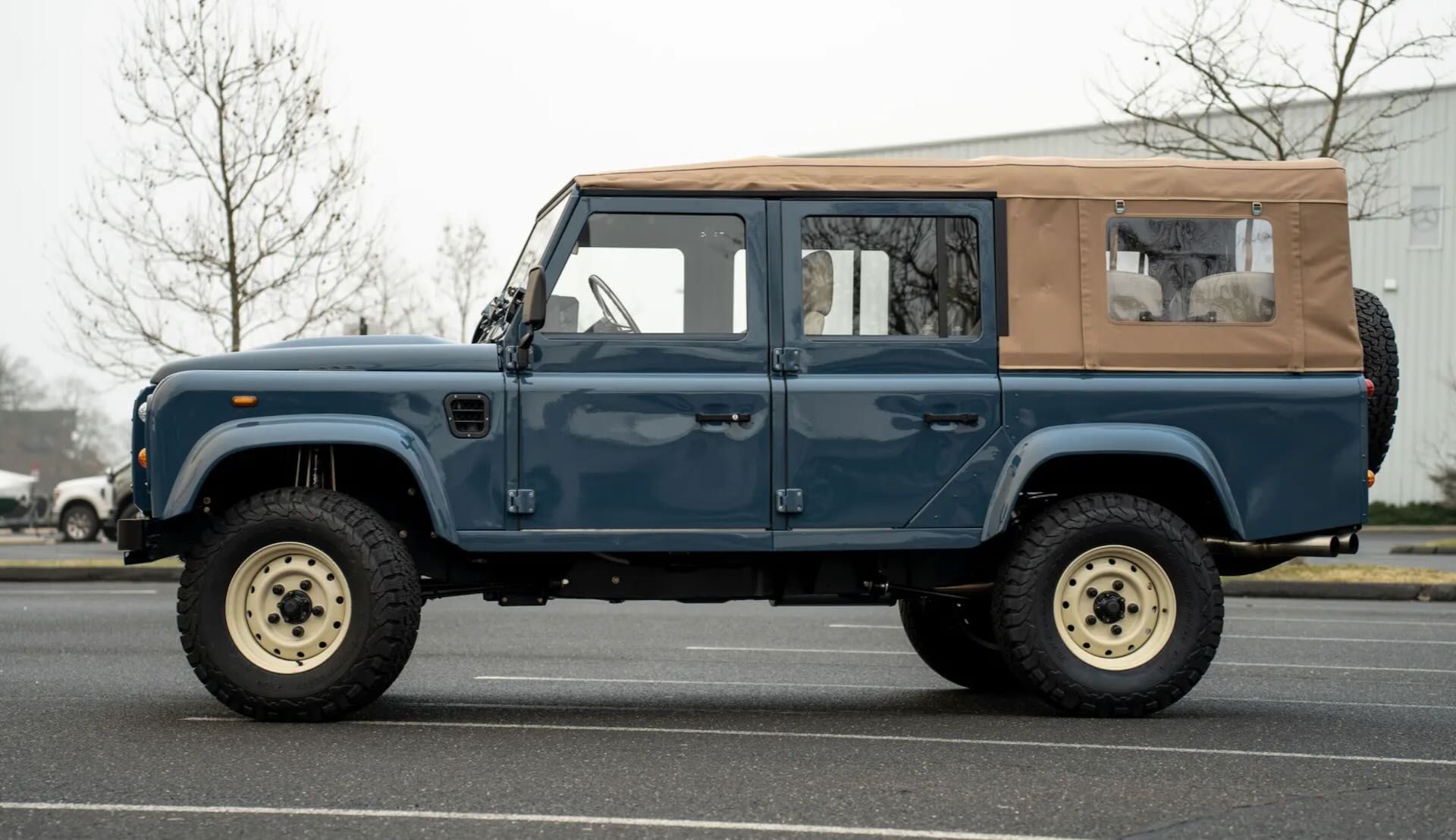 Land-Rover-Defender-restomod-motore-Chevrolet-Camaro-ZL1-2.jpeg