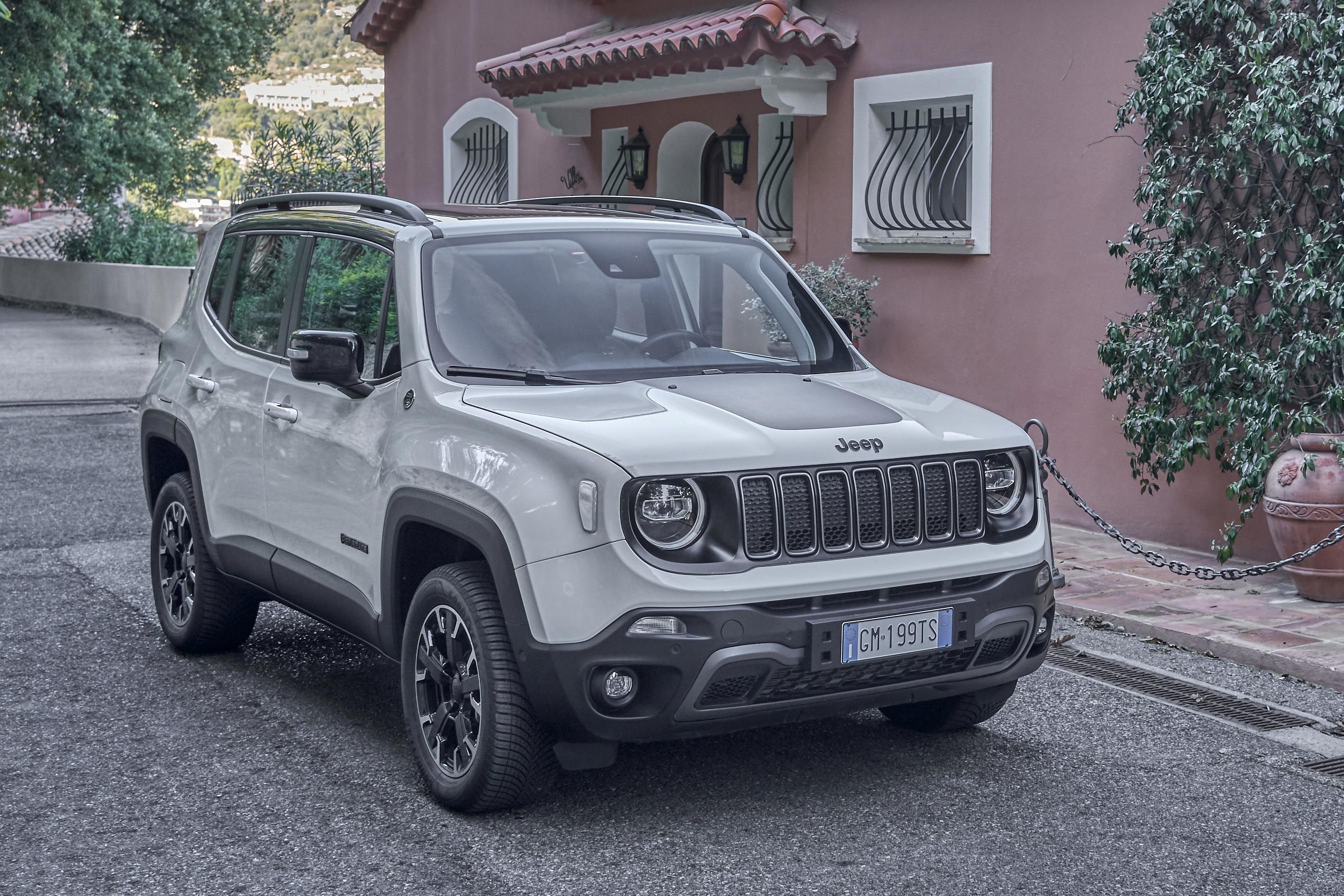 01Jeep_Renegade_4xe_ext_2l.jpg
