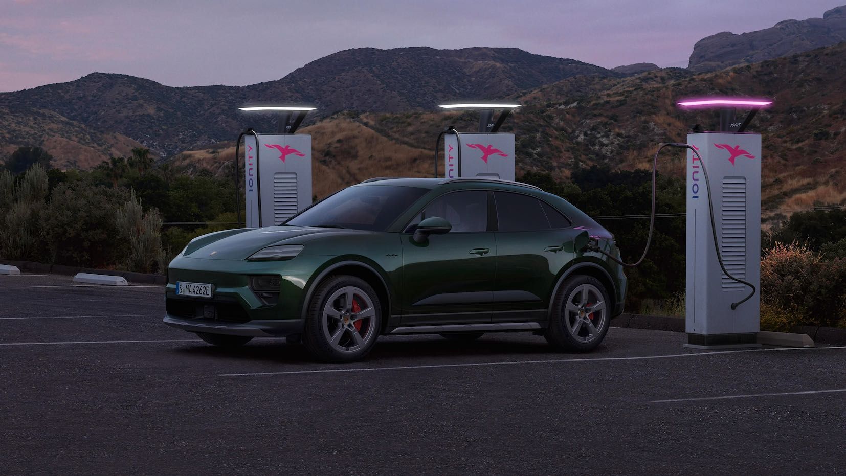 04_Porsche_Macan_4S_Charging_Station.jpeg