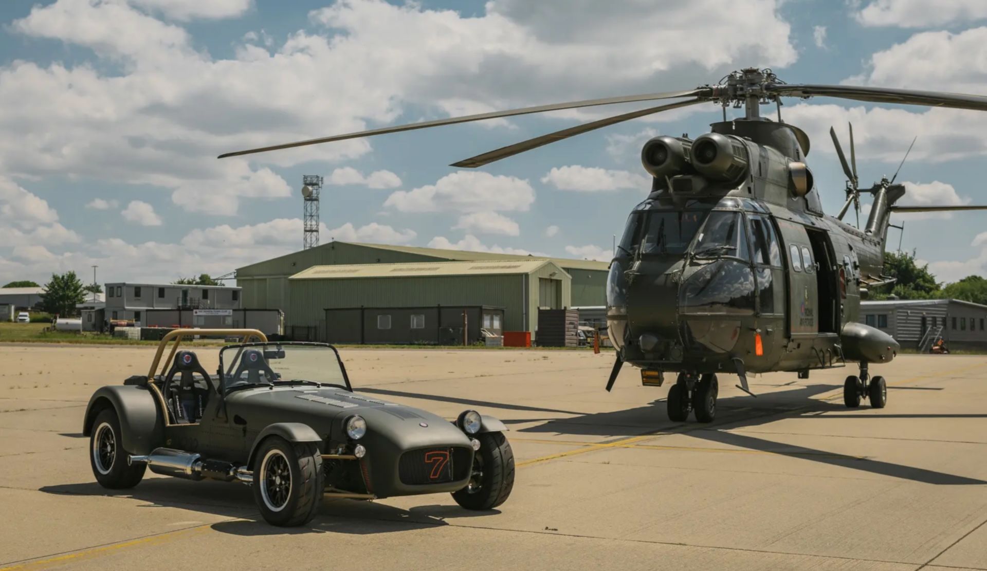 Caterham-Seven-360R-elicottero-Puma-HC2-XW232-10.jpeg
