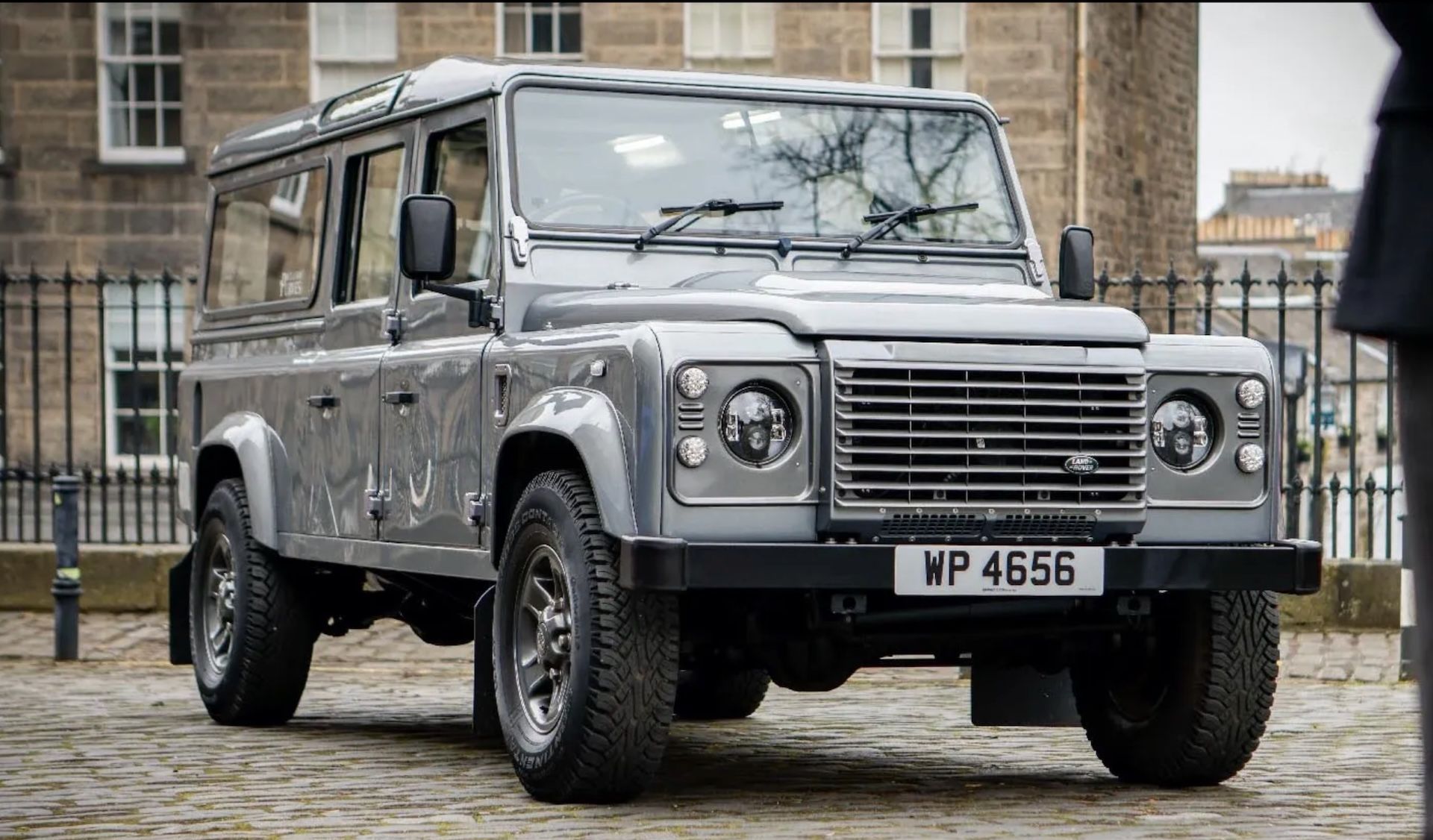 Land-Rover-Defender-carro-funebre-2.jpeg