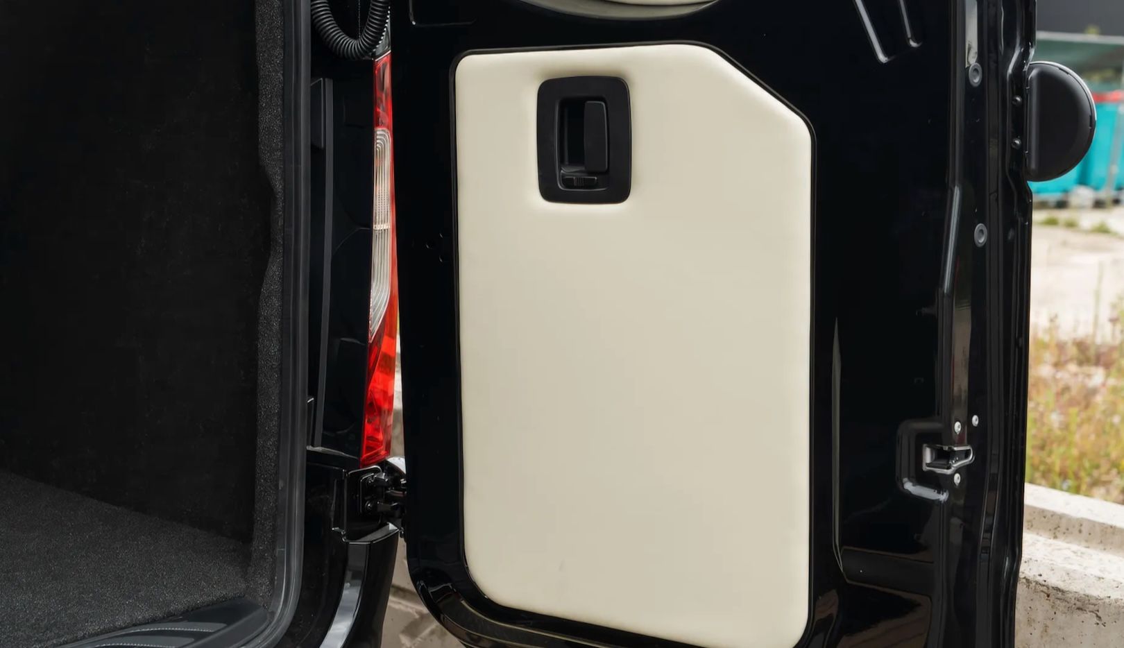 Mercedes-Benz-Sprinter-Clive-Sutton First-Class - 20.jpeg