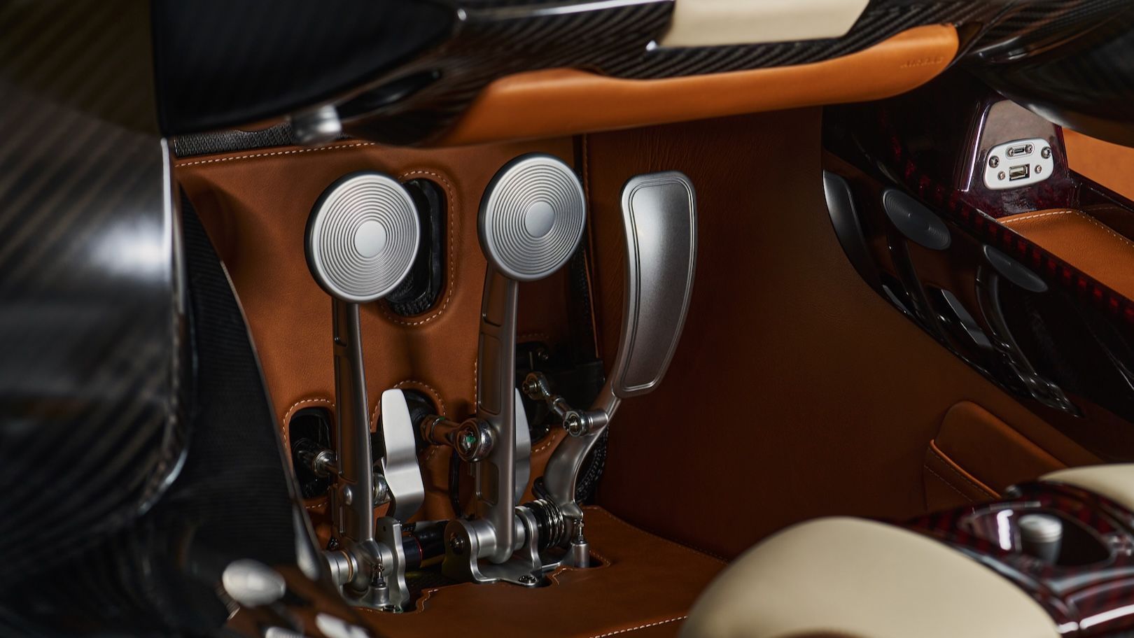 Pagani-Utopia-Roadster-020308-Pedaliera-orizzontale.jpeg