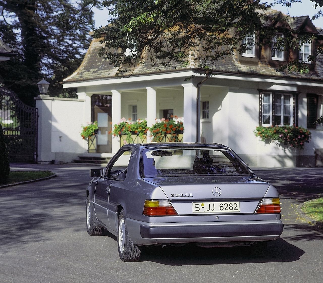 Mercedes-Benz-Claase-E-W124-40-anni-2.jpeg
