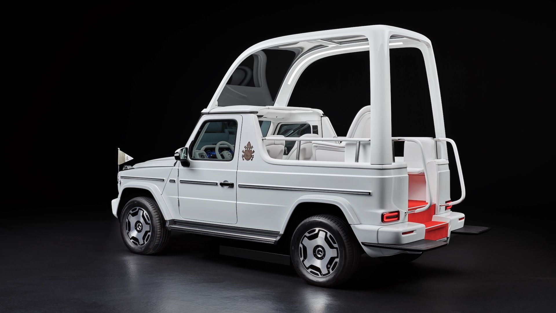 Mercedes-G580-electric-papamobile-3.jpeg