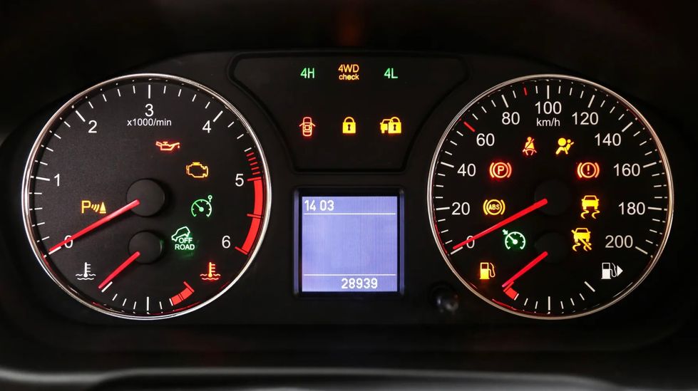 strumentazione-auto-con-spie-accese.jpg