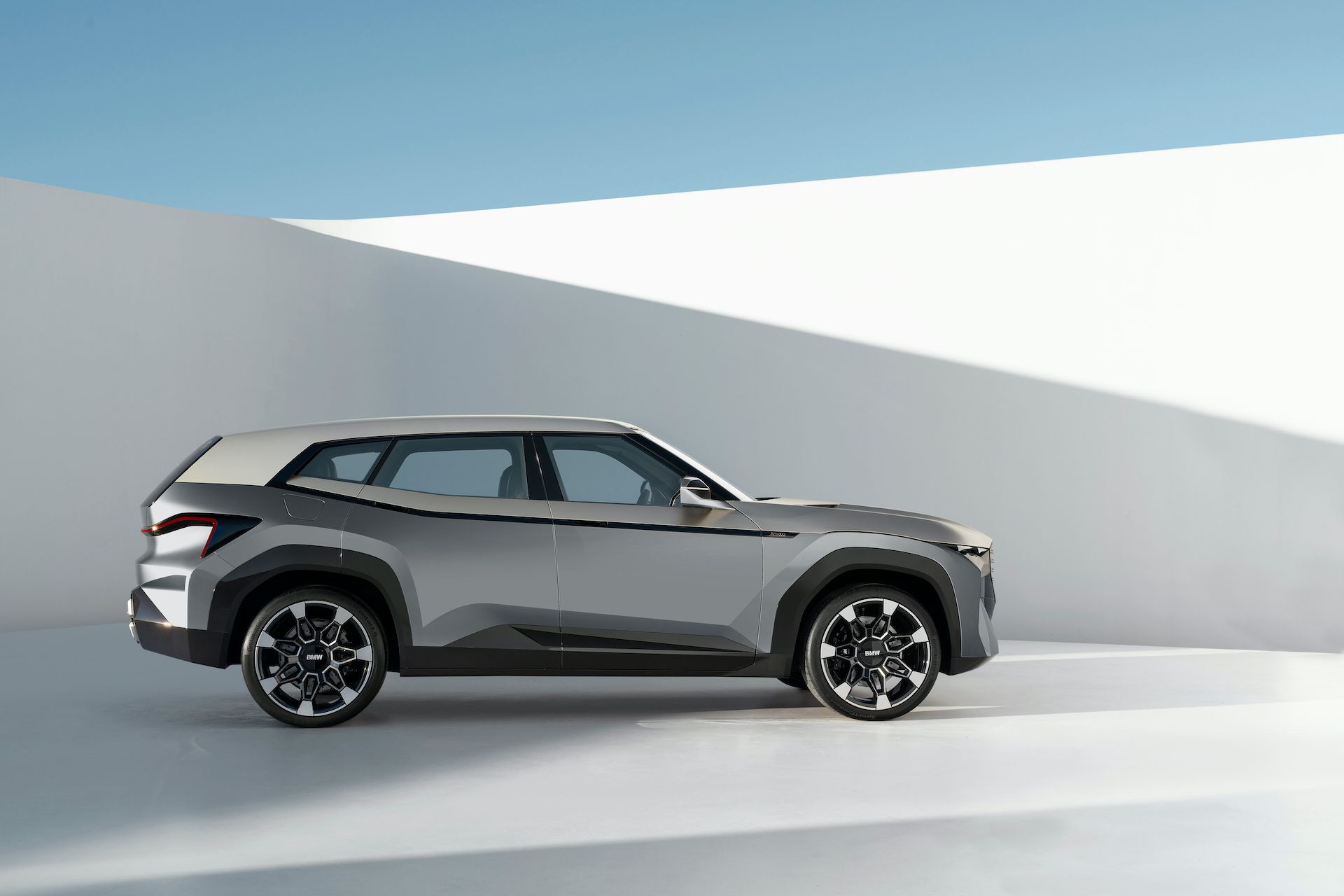 BMW xM vista laterale