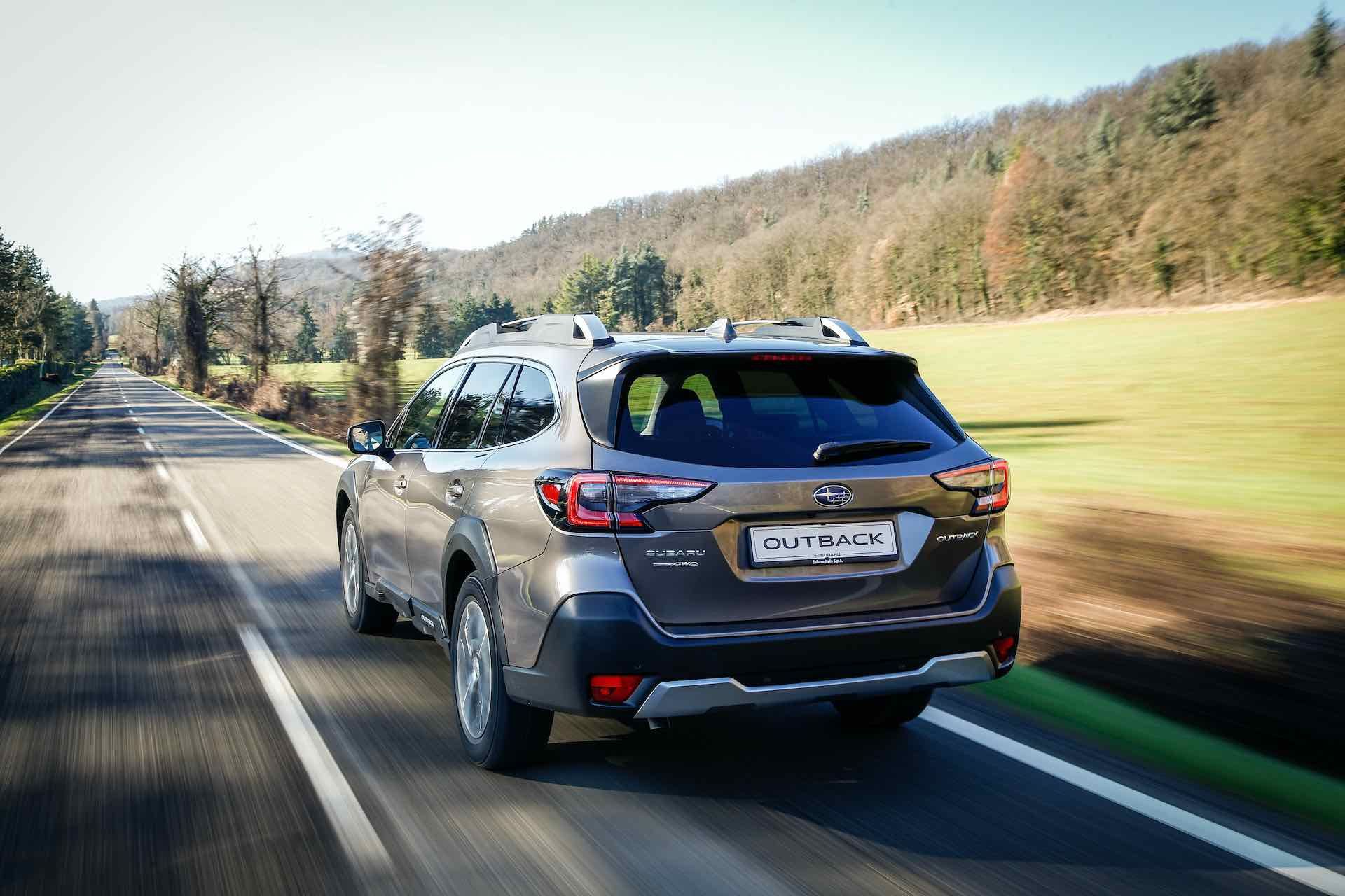 Subaru Outback posteriore in movimento