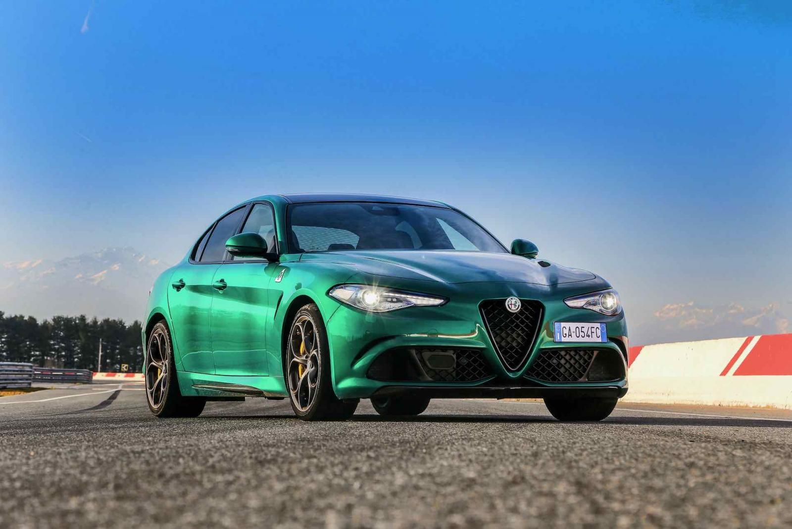 Alfa Romeo Giulia Quadrifoglio - frontale, dal basso
