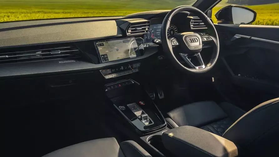 Audi RS3 plancia - confronto M240i