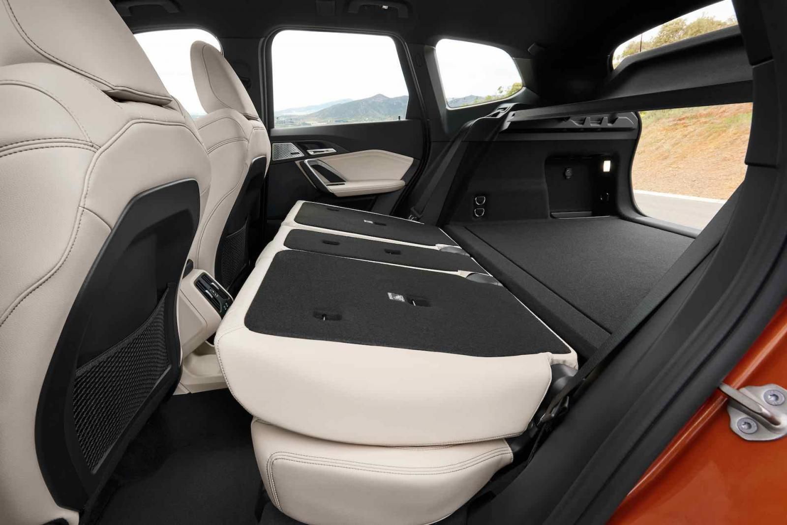 Nuova BMW X1 sedili posteriori abbattuti