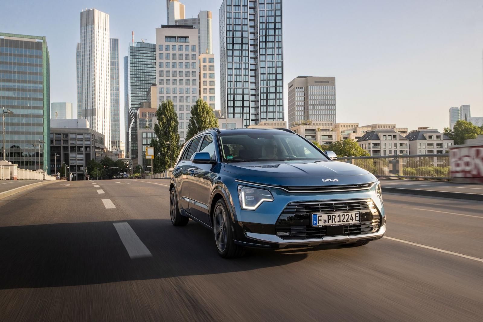 kia_niro_plug-in tre quarti anteriore - dinamica