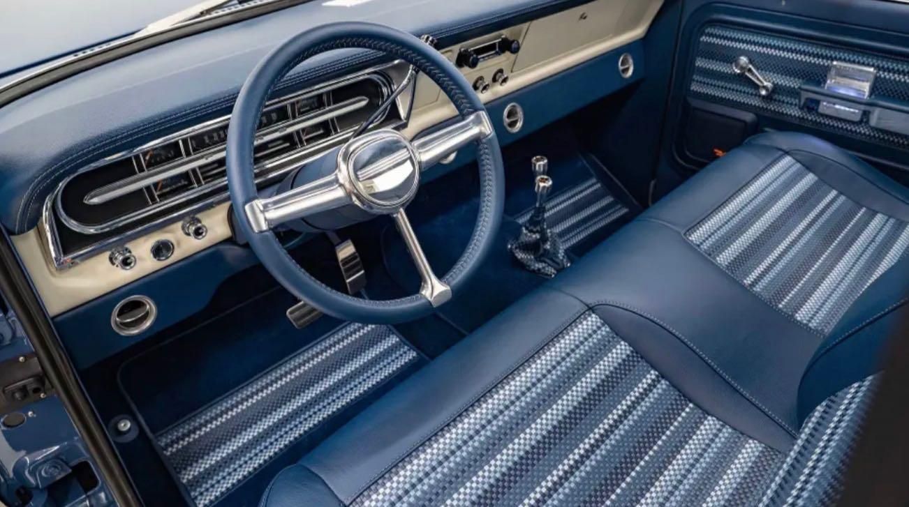 Ford F-250 restomod by Velocity plancia