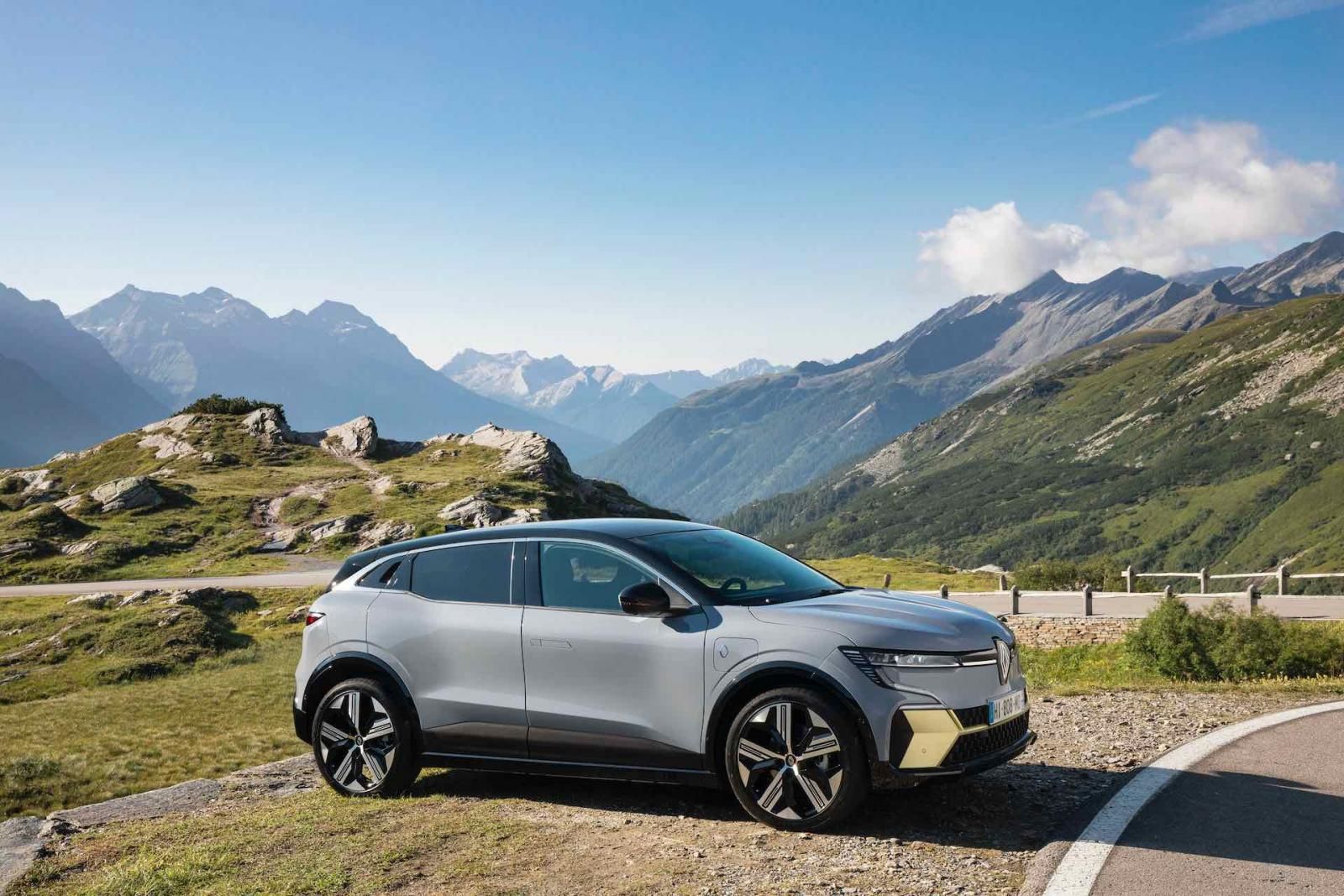 renault_megane_e-tech - tre quarti anteriore