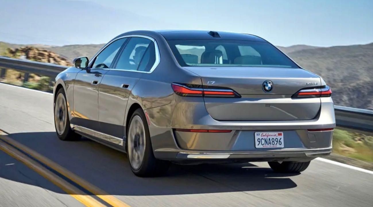 BMW Serie 7 2023 tre quarti posteriore