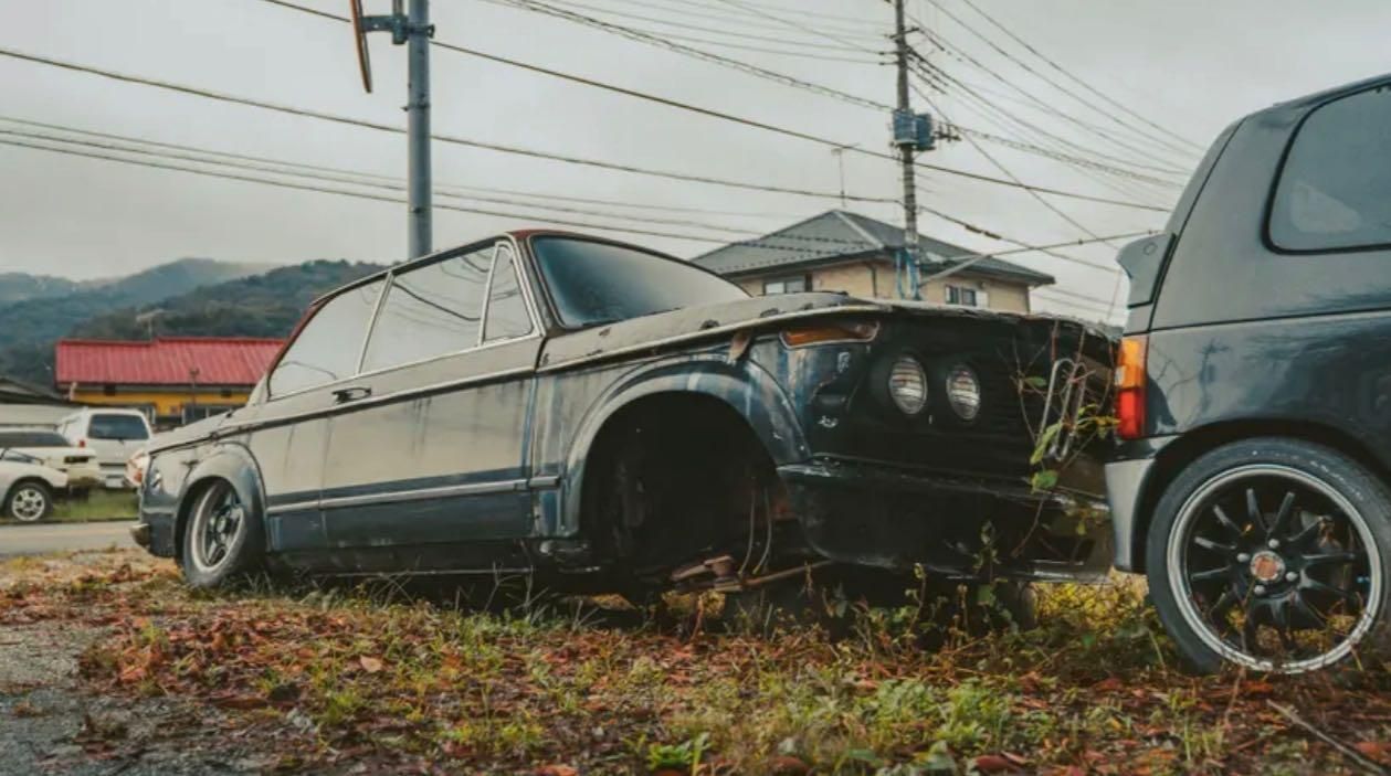 Cimitero delle auto da corsa e da strada del Giappone