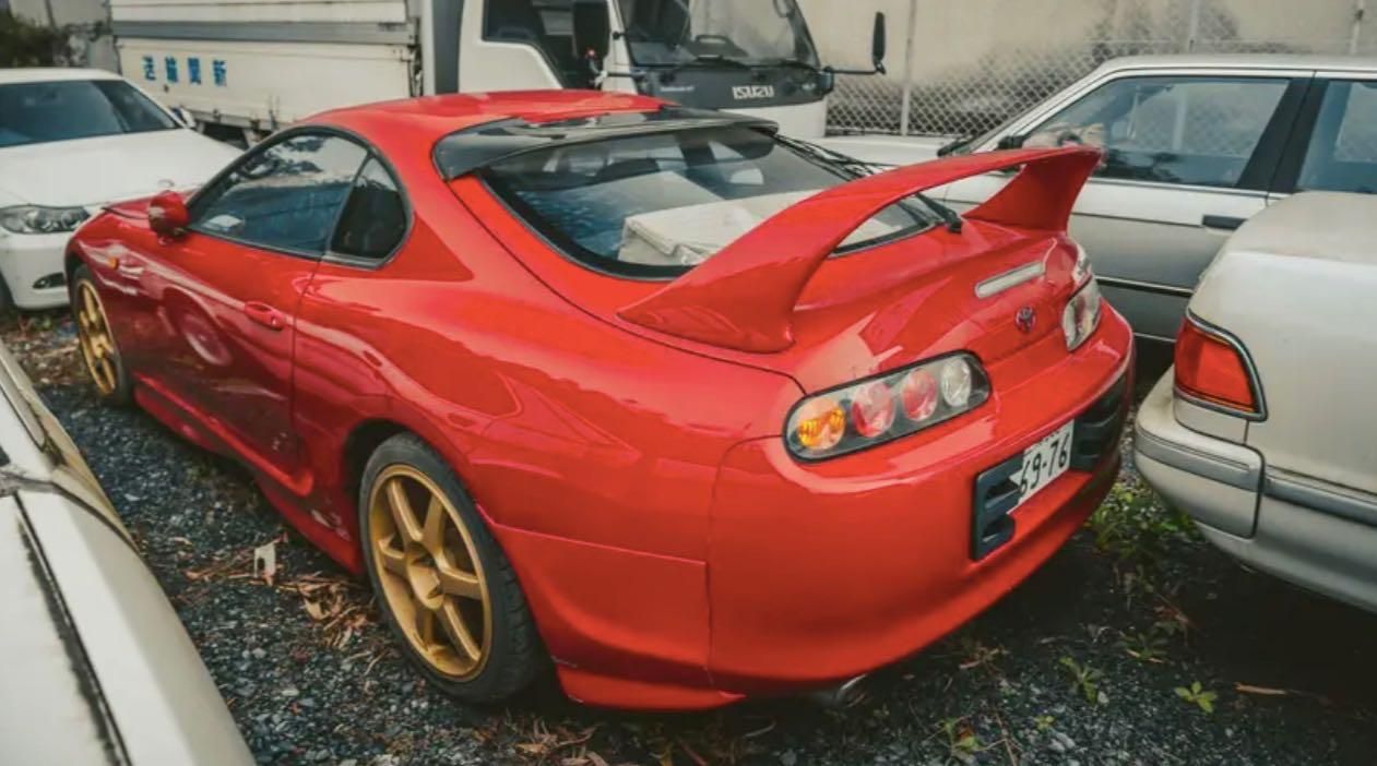 Cimitero delle auto da corsa e da strada del Giappone