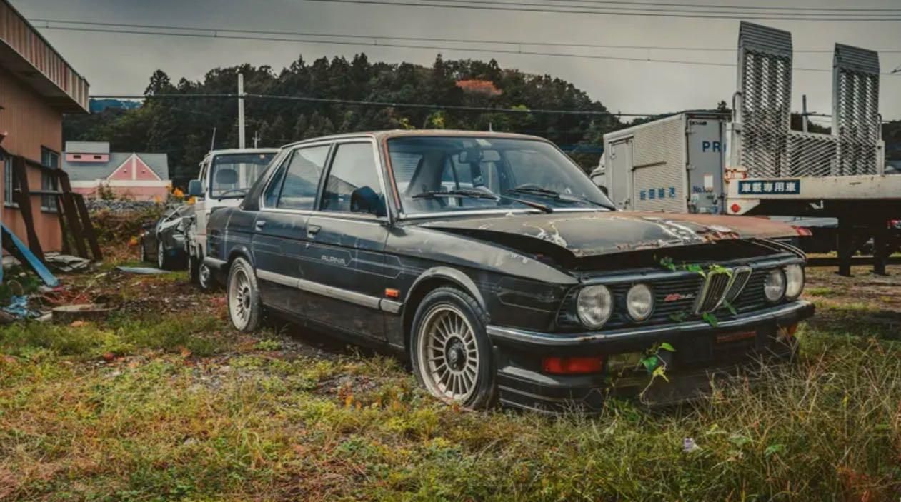 Cimitero delle auto da-corsa e da strada Giappone