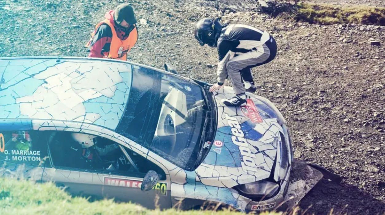 Auto da really navigatore sul cofano