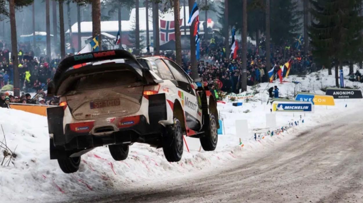 Auto da rally in salto