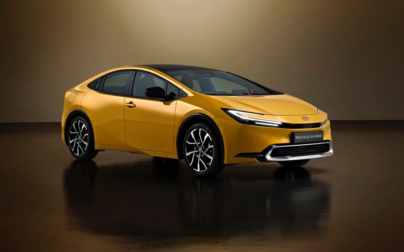 Toyota Prius Plug-in Hybrid 2023 tre quarti anteriore