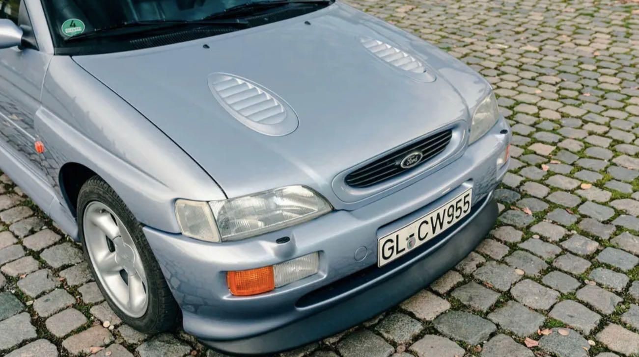 Ultima Ford Escort Cosworth prodotta cofano