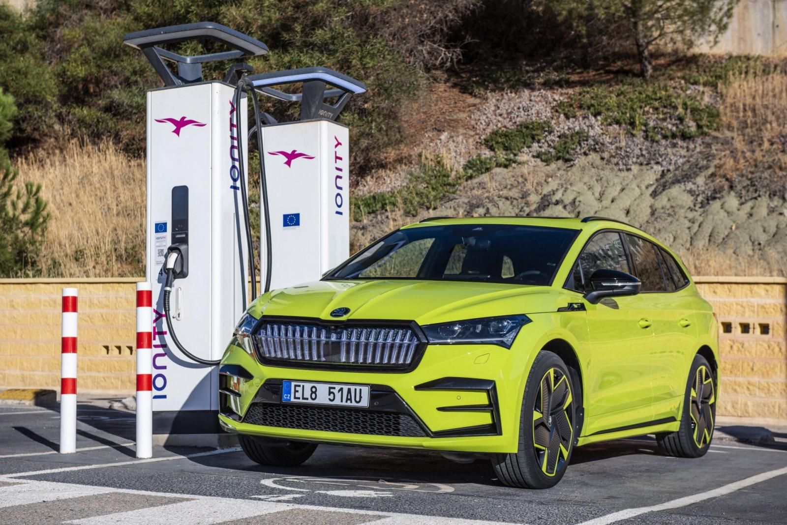 Skoda Enyaq RS iV ricarica colonnina