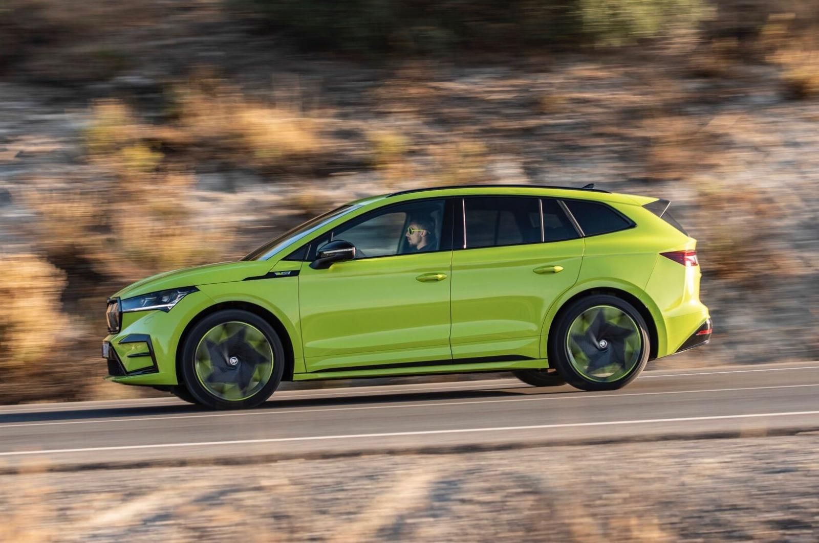 Skoda Enyaq RS iV movimento laterale
