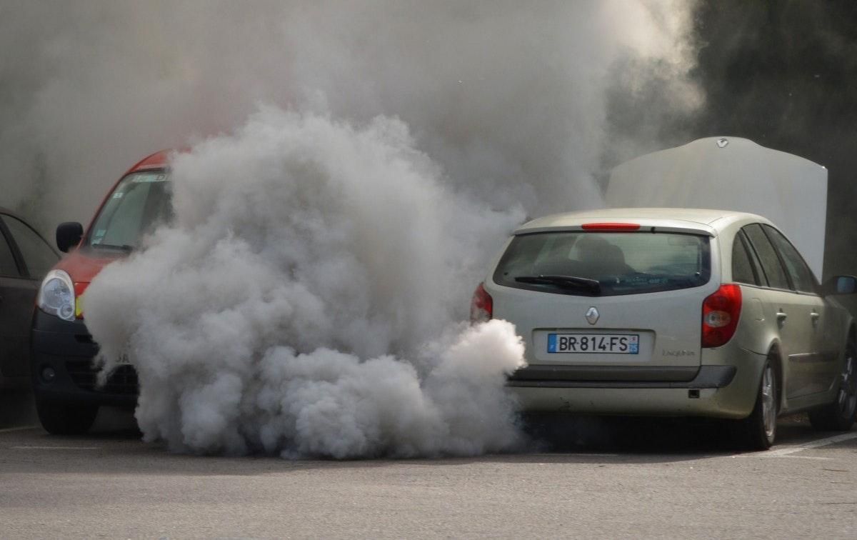 Auto con fumo abbondante di scarico