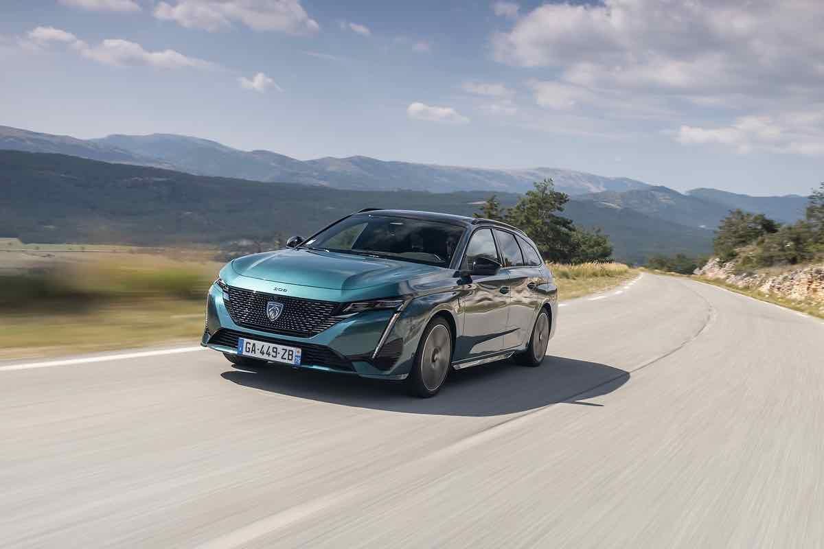 Peugeot 308 SW plug-in hybrid - dinamica tre quarti anteriore