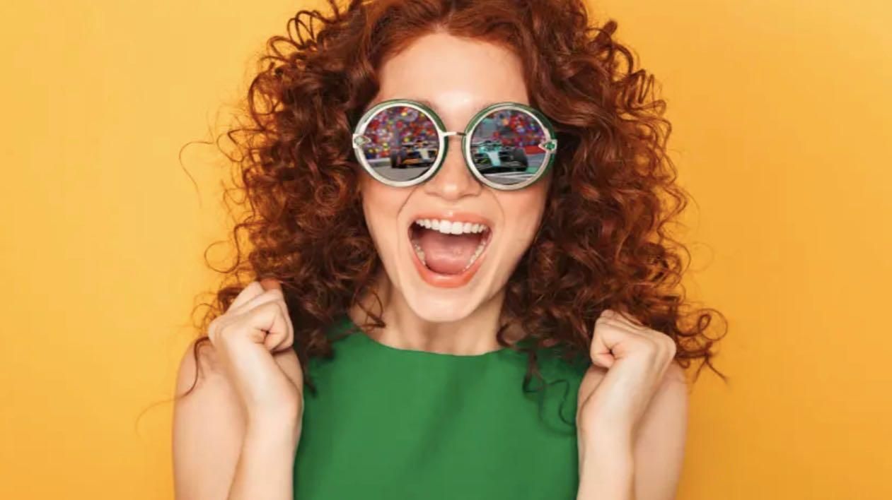 Ragazza con occhiali da sole che esulta eccitata