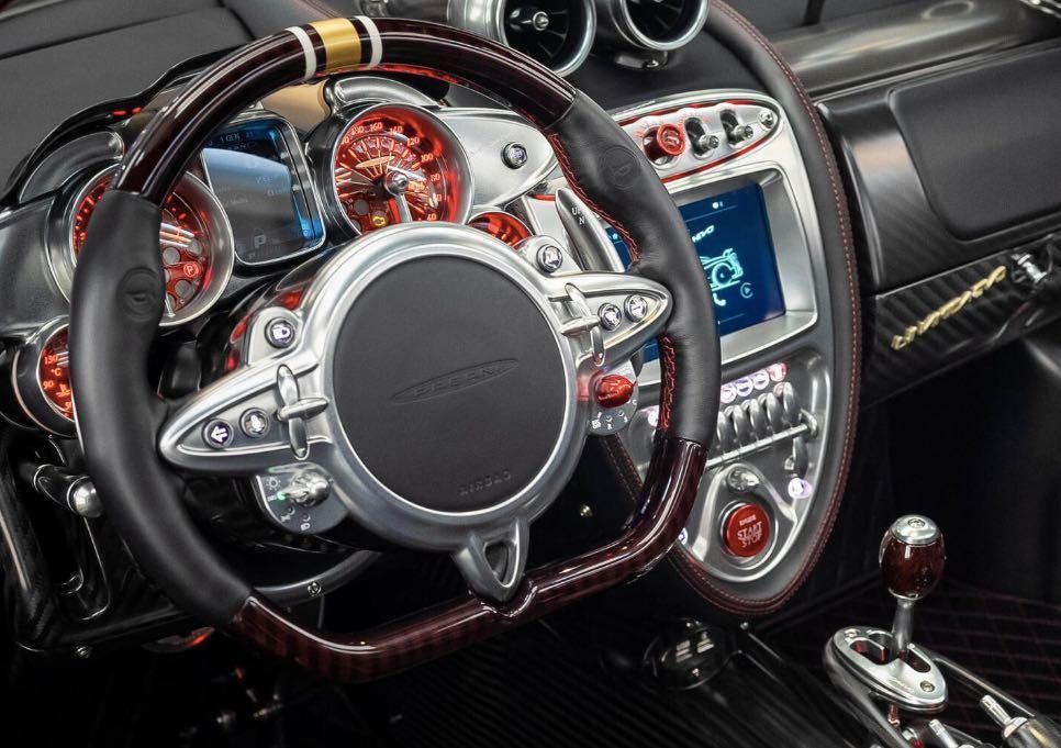 Pagani Huayra "Dinamica Evo" Roadster plancia e volante